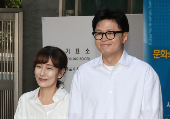 사전투표 마친 한동훈 후보 부부