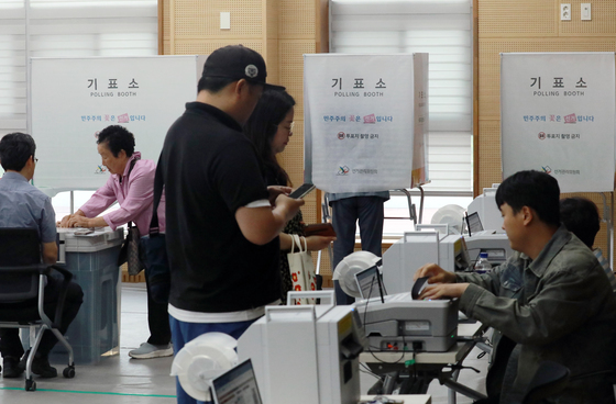 "지역 발전시킬 일꾼 뽑아야죠" 충북 투표소 아침부터 유권자 발길