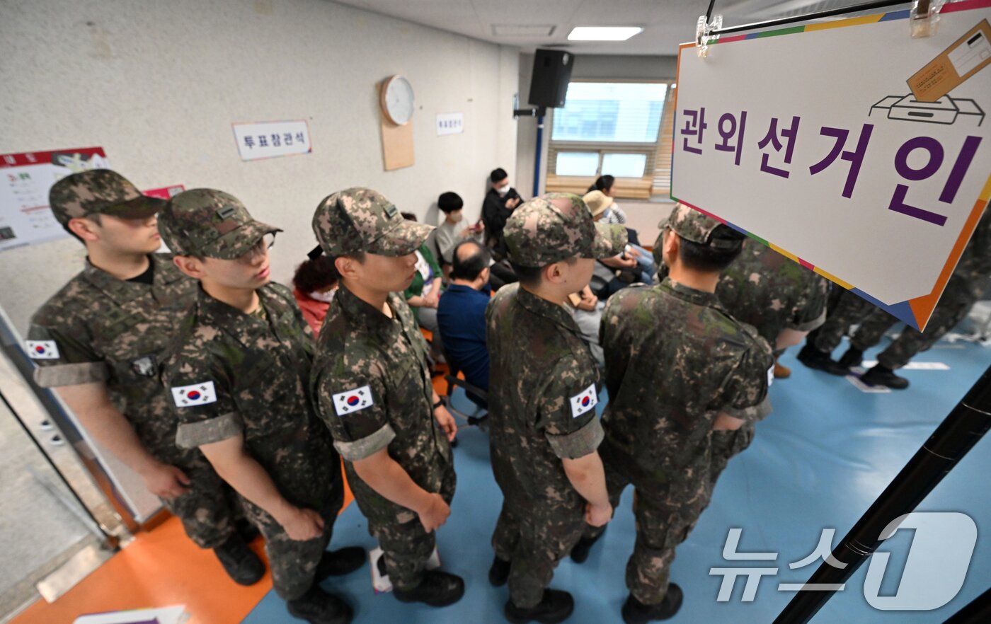 본문 이미지 - 제9회 전국동시지방선거 사전투표 첫날인 29일 오전 서울 용산구 한남동주민센터에 마련된 사전투표소에서 군 장병들이 소중한 한 표를 행사하고 있다. (공동취재) 2026.5.29 ⓒ 뉴스1 오대일 기자