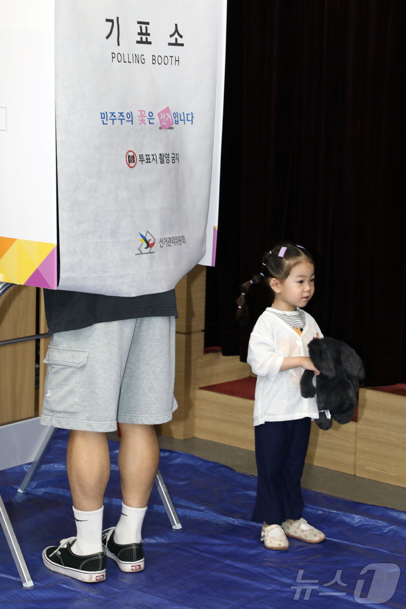 본문 이미지 - 제9회 전국동시지방선거 사전투표 첫날인 29일 오전 제주도의회 의원회관 1층 대회의실에 마련된 제주시 연동 사전투표소에 유권자들의 발길이 이어지고 있다. ⓒ 뉴스1 오미란 기자