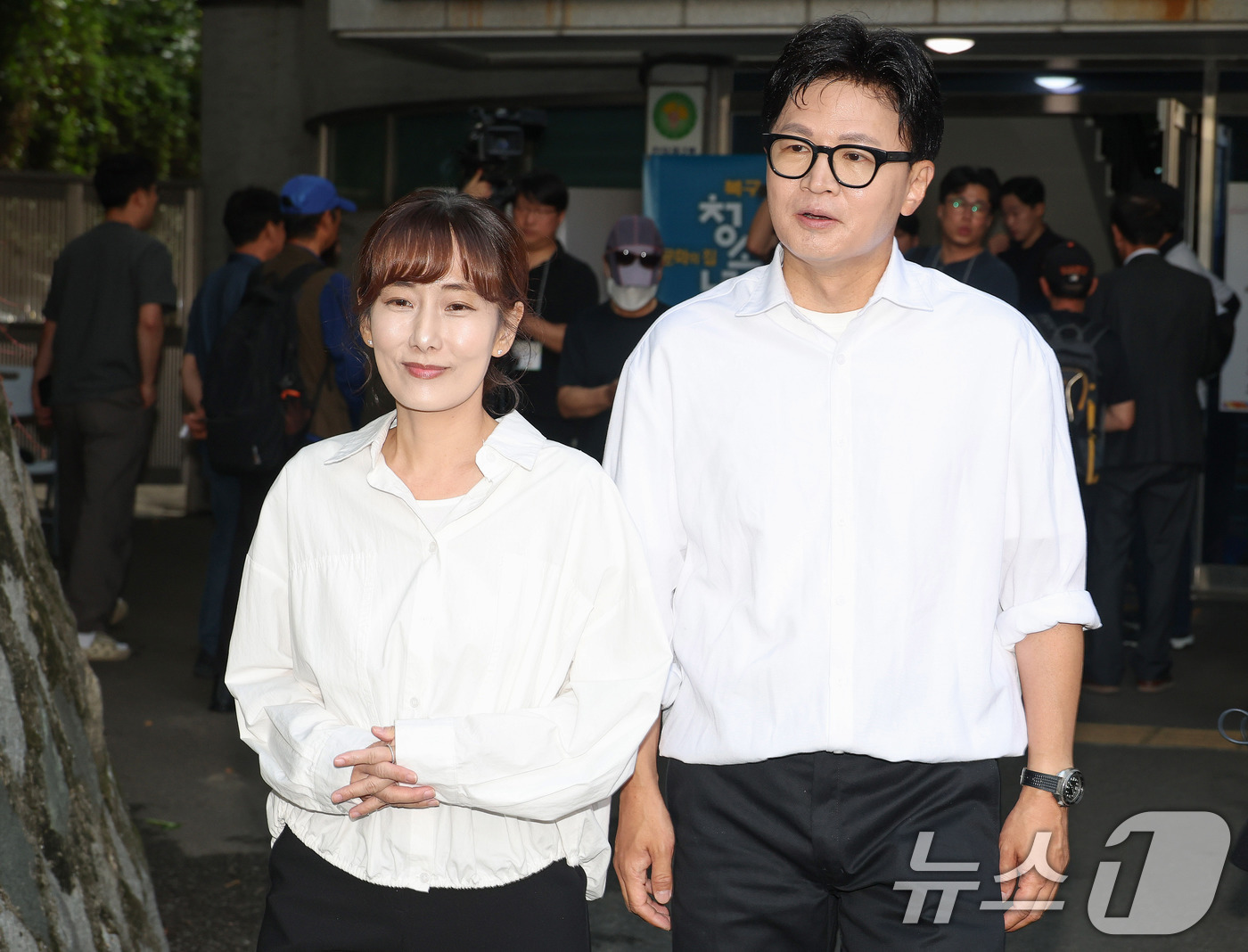 (부산=뉴스1) 윤일지 기자 = 한동훈 무소속 부산 북구갑 국회의원 후보와 아내 진은정 변호사가 6·3 지방선거 및 국회의원 재보궐선거 사전투표 첫날인 29일 오전 부산 북구 만덕 …