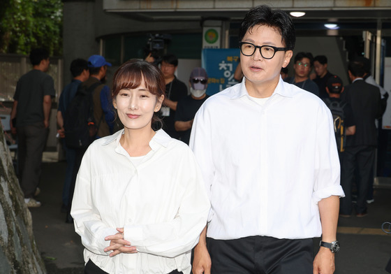 아내와 사전투표소 찾은 한동훈 후보