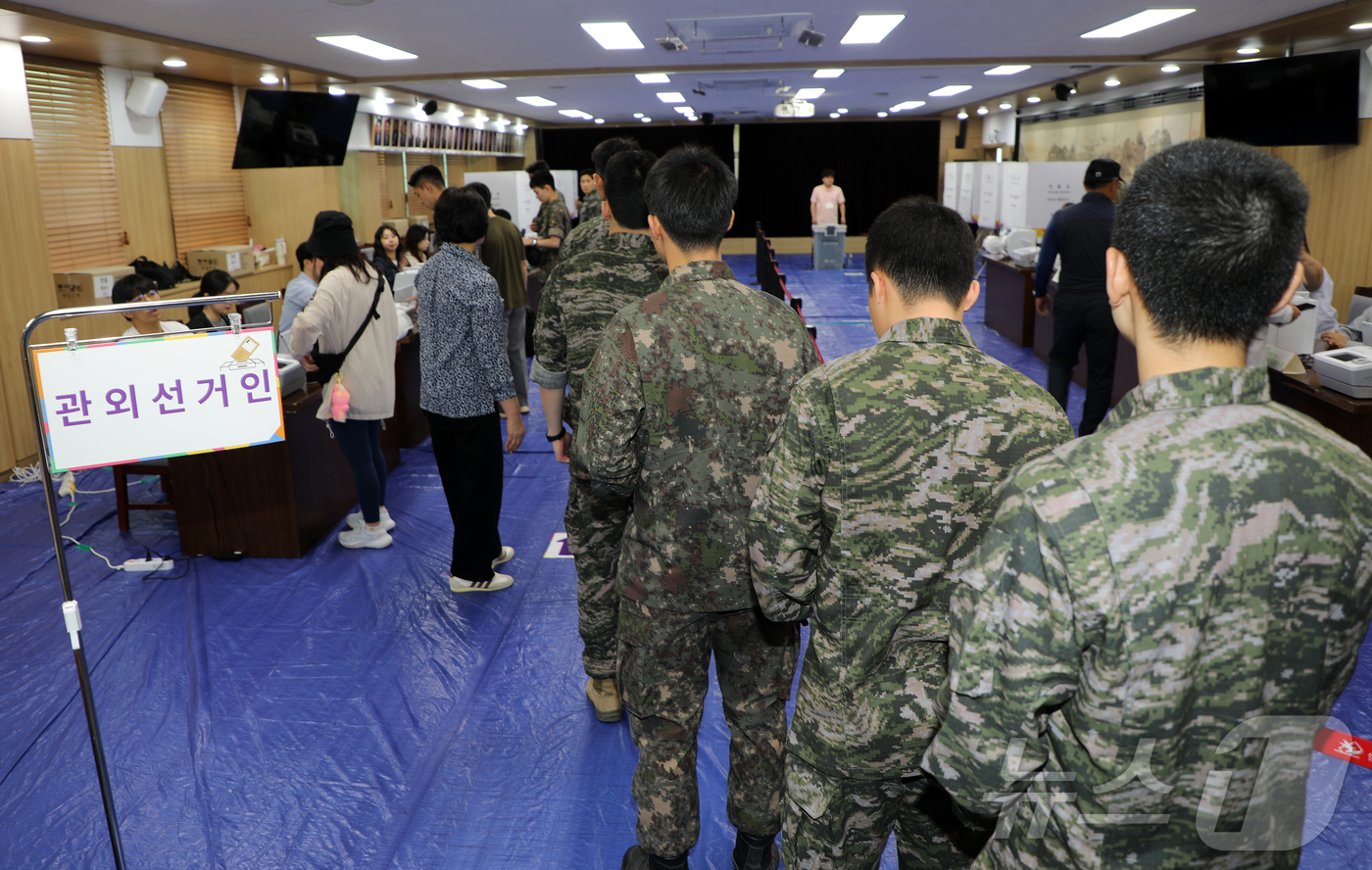 (제주=뉴스1) 오미란 기자 = 제9회 전국동시지방선거 사전투표 첫날인 29일 오전 제주도의회 의원회관 1층 대회의실에 마련된 제주시 연동 사전투표소에 군장병 유권자들의 발길이 이 …