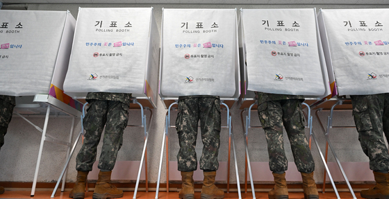 사전 투표하는 군 장병들