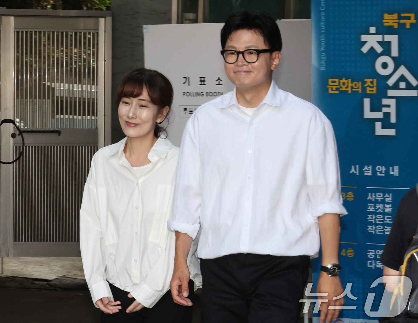 (부산=뉴스1) 윤일지 기자 = 한동훈 무소속 부산 북구갑 국회의원 후보와 아내 진은정 변호사가 6·3 지방선거 및 국회의원 재보궐선거 사전투표 첫날인 29일 오전 부산 북구 만덕 …