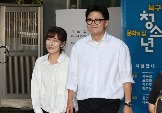사전투표 마친 한동훈 후보 부부