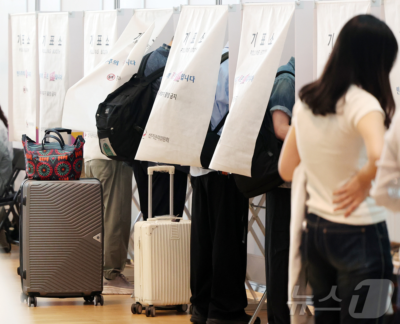 (인천공항=뉴스1) 김진환 기자 = 6·3지방선거 사전투표가 시작된 29일 오전 인천국제공항 제2터미널 출국장에 설치된 사전투표소에서 시민들이 출국 전 사전투표를 하고 있다. 20 …