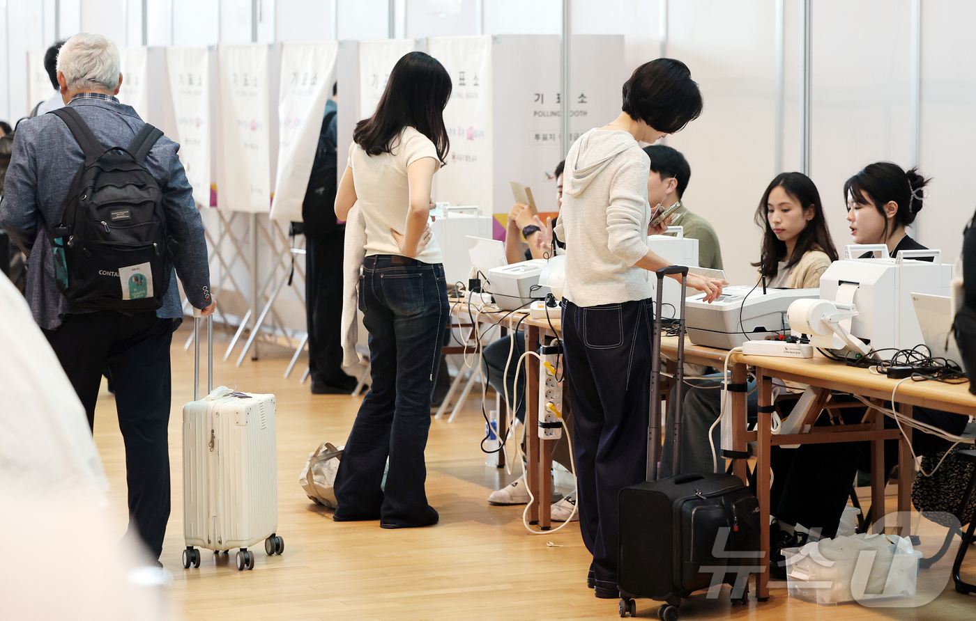 (인천공항=뉴스1) 김진환 기자 = 6·3지방선거 사전투표가 시작된 29일 오전 인천국제공항 제2터미널 출국장에 설치된 사전투표소에서 시민들이 출국 전 사전투표를 하고 있다. 20 …