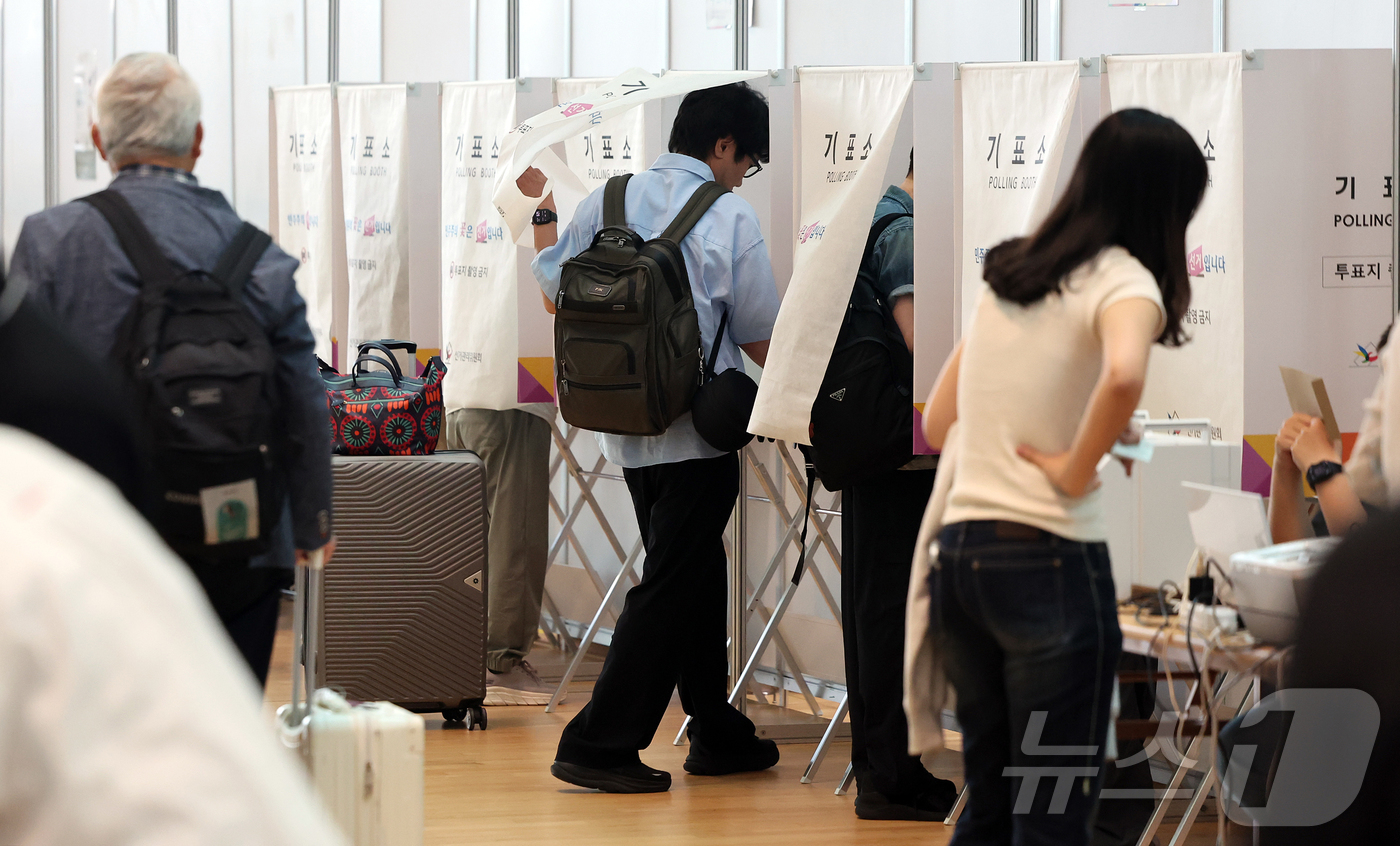 (인천공항=뉴스1) 김진환 기자 = 6·3지방선거 사전투표가 시작된 29일 오전 인천국제공항 제2터미널 출국장에 설치된 사전투표소에서 시민들이 출국 전 사전투표를 하고 있다. 20 …