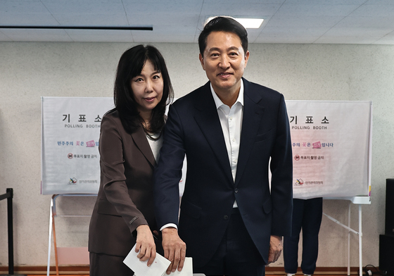 사전 투표하는 오세훈 후보 부부