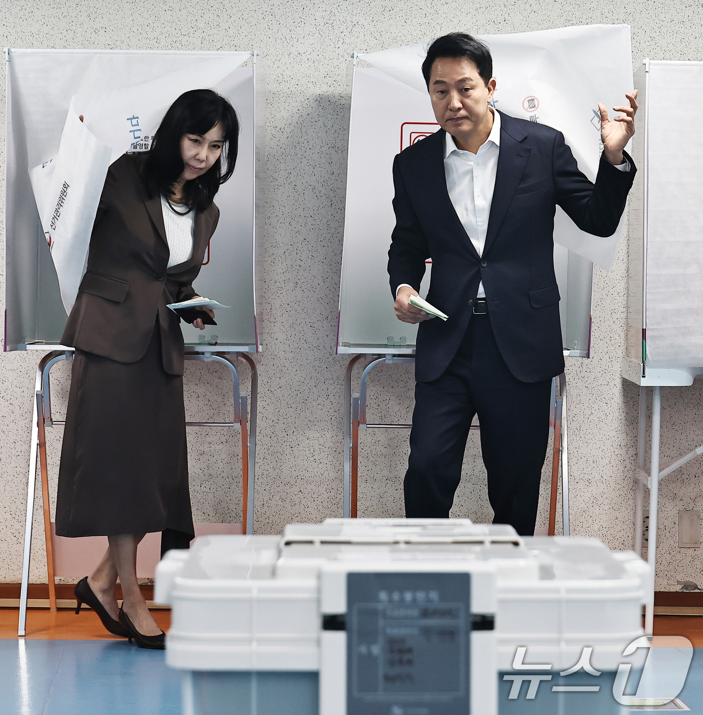 (서울=뉴스1) 오대일 기자 = 오세훈 국민의힘 서울시장 후보와 부인 송현옥씨가 제9회 전국동시지방선거 사전투표 첫날인 29일 오전 서울 용산구 한남동주민센터에 마련된 사전투표소에 …