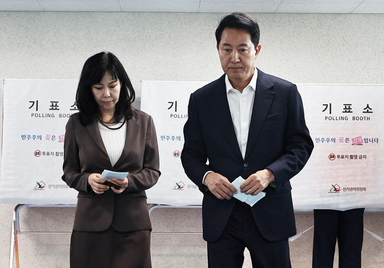 오세훈 서울시장 후보, 사전투표 첫날 한 표 행사