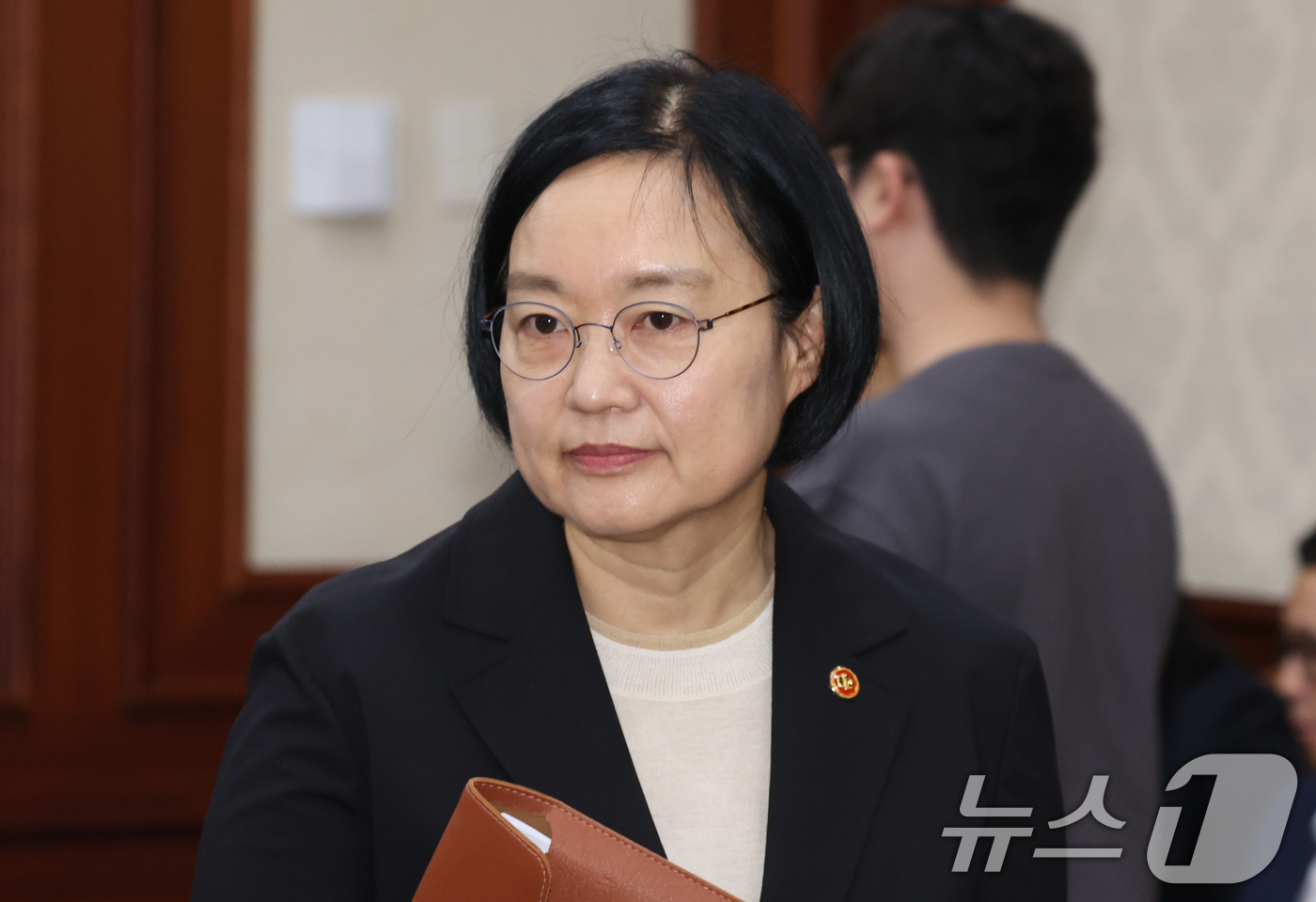 (서울=뉴스1) 김명섭 기자 = 한성숙 중소벤처기업부 장관이 29일 서울 종로구 세종대로 정부서울청사에서 열린 비상경제본부 희의 겸 경제관계장관회의에 참석하고 있다. 이날 회의에서 …