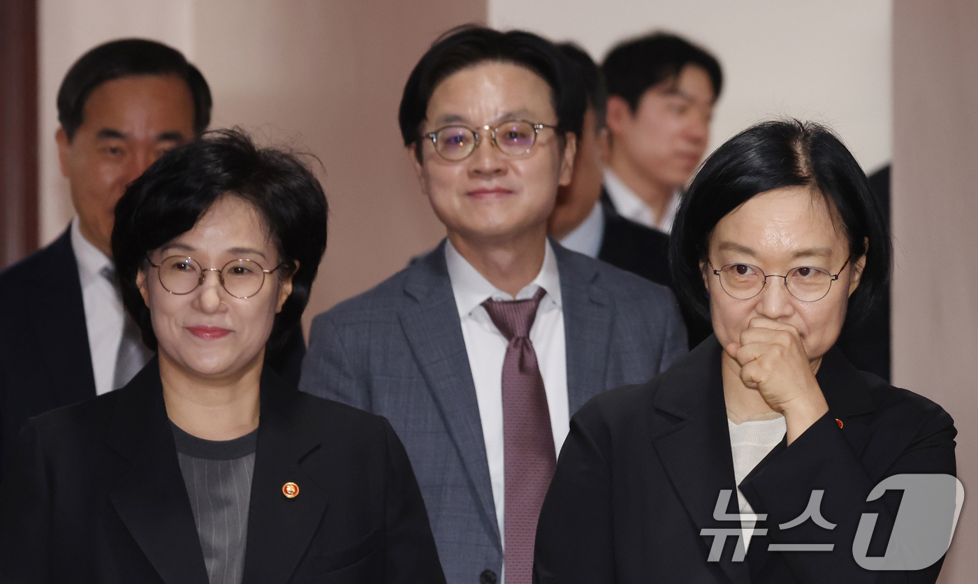 (서울=뉴스1) 김명섭 기자 = 한성숙 중소벤처기업부 장관, 원민경 성평등가족부 장관, 김정관 산업통상부 장관이 29일 서울 종로구 세종대로 정부서울청사에서 열린 비상경제본부 희의 …