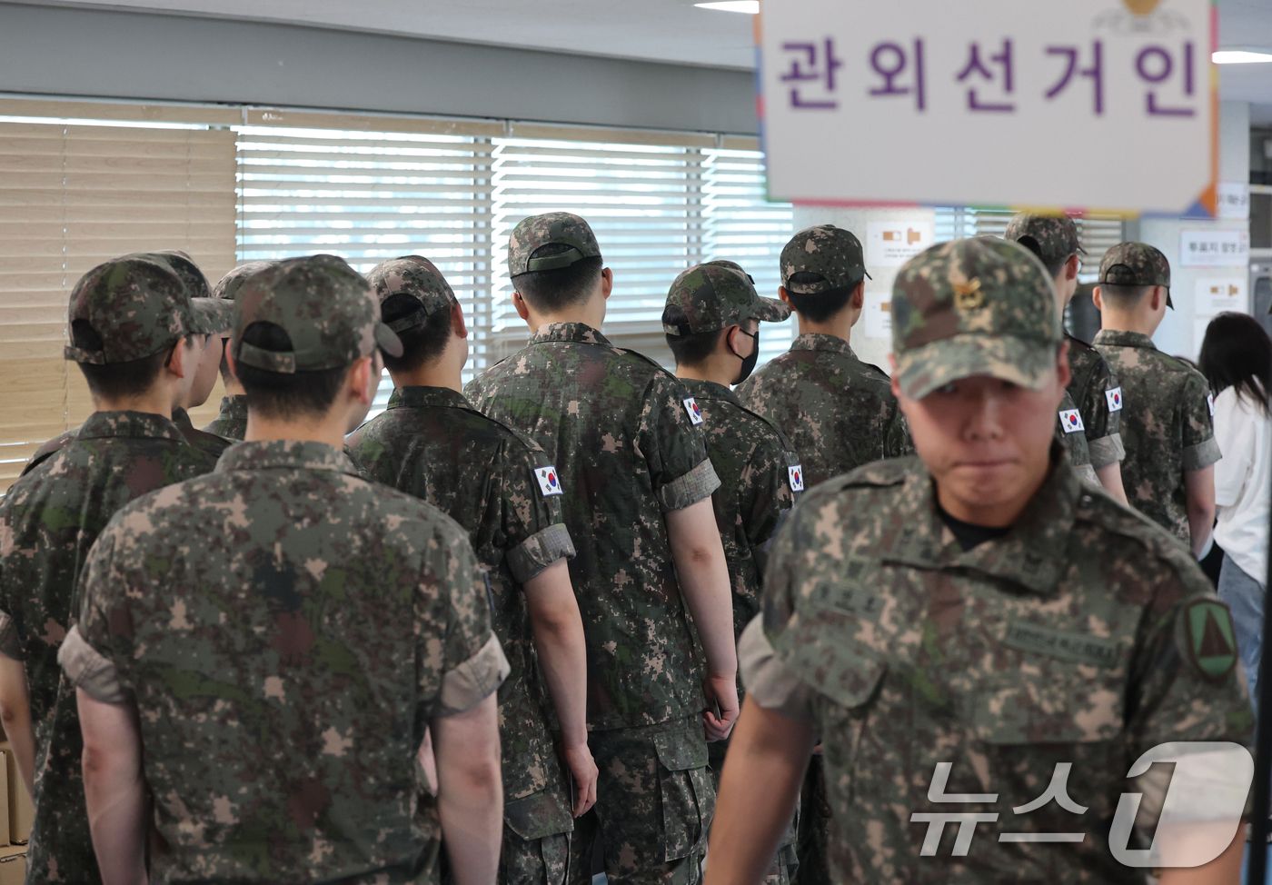 (서울=뉴스1) 오대일 기자 = 제9회 전국동시지방선거 사전투표 첫날인 29일 오전 서울 용산구 한남동주민센터에 마련된 사전투표소에서 군 장병들이 소중한 한 표를 행사하고 있다. …