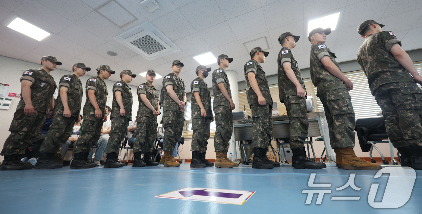 (서울=뉴스1) 오대일 기자 = 제9회 전국동시지방선거 사전투표 첫날인 29일 오전 서울 용산구 한남동주민센터에 마련된 사전투표소에서 군 장병들이 소중한 한 표를 행사하고 있다. …