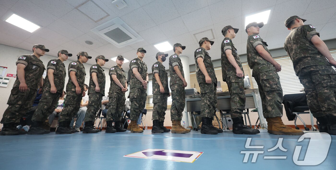 본문 이미지 - 제9회 전국동시지방선거 사전투표 첫날인 29일 오전 서울 용산구 한남동주민센터에 마련된 사전투표소에서 군 장병들이 소중한 한 표를 행사하고 있다. (공동취재) 2026.5.29 ⓒ 뉴스1 오대일 기자