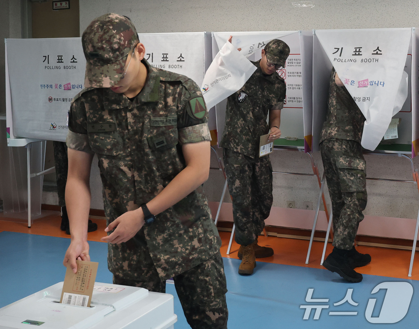 (서울=뉴스1) 오대일 기자 = 제9회 전국동시지방선거 사전투표 첫날인 29일 오전 서울 용산구 한남동주민센터에 마련된 사전투표소에서 군 장병들이 소중한 한 표를 행사하고 있다. …