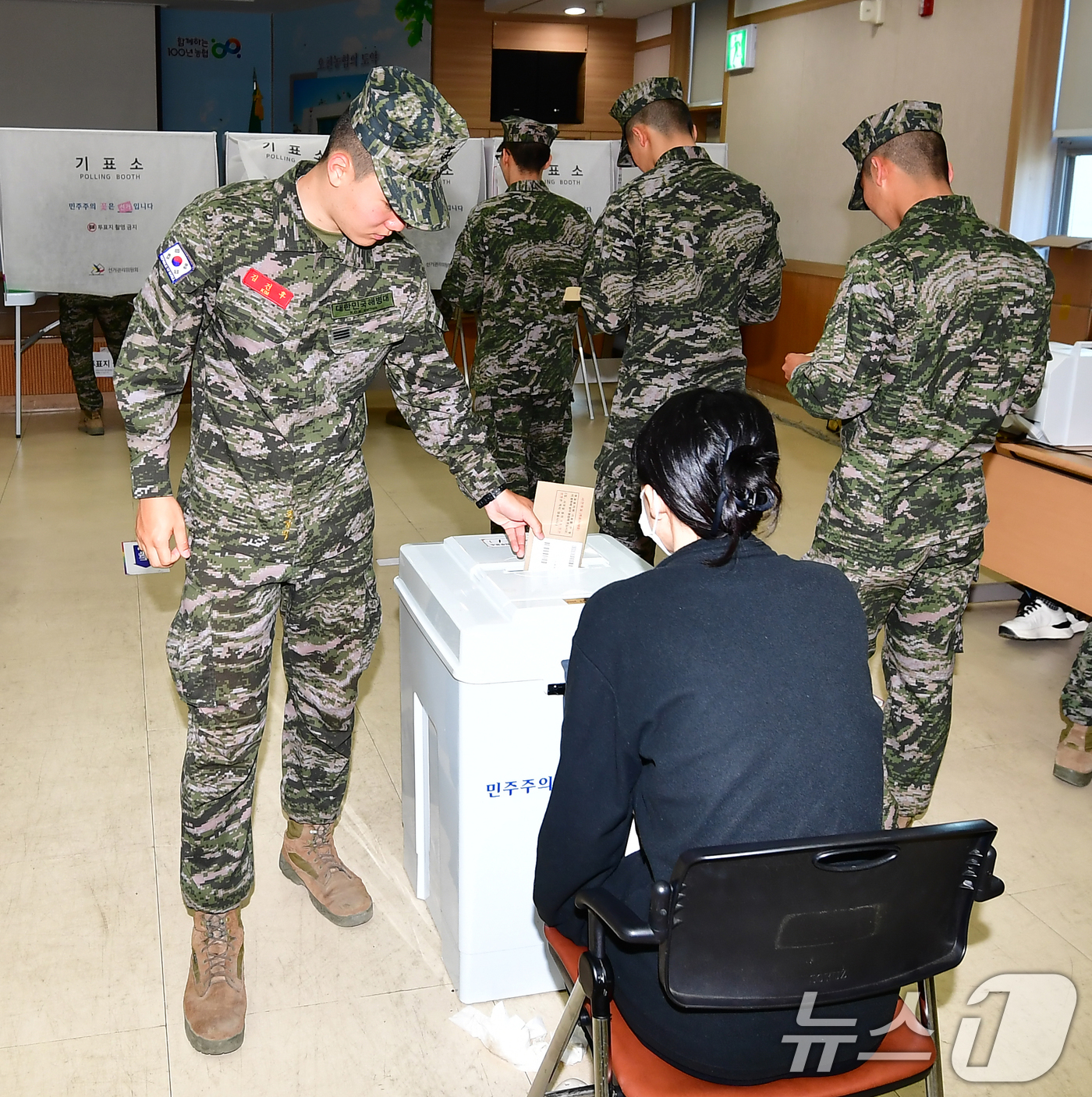 (포항=뉴스1) 최창호 기자 = 6·3전국동시지방선거 사전투표일인 29일 오전 경북 포항시 남구 오천읍 제2사전투표소에서 해병대 1사단 소속 해병들이 투표하고 있다. 2026.5. …