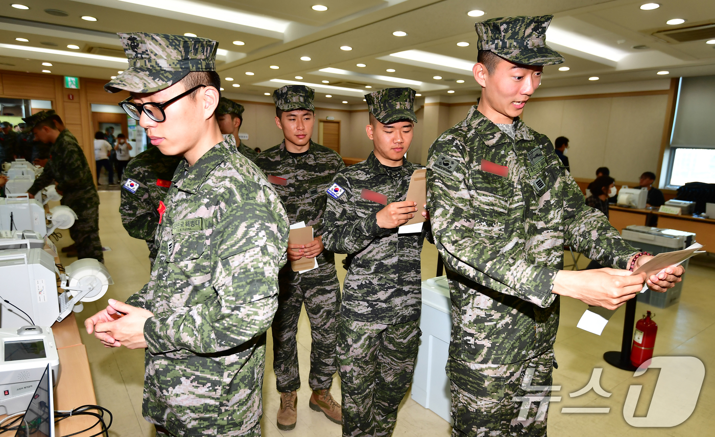 (포항=뉴스1) 최창호 기자 = 6·3전국동시지방선거 사전투표일인 29일 오전 경북 포항시 남구 오천읍 제2사전투표소에서 해병대 1사단 소속 해병들이 투표에 앞서 투표 용지를 확인 …