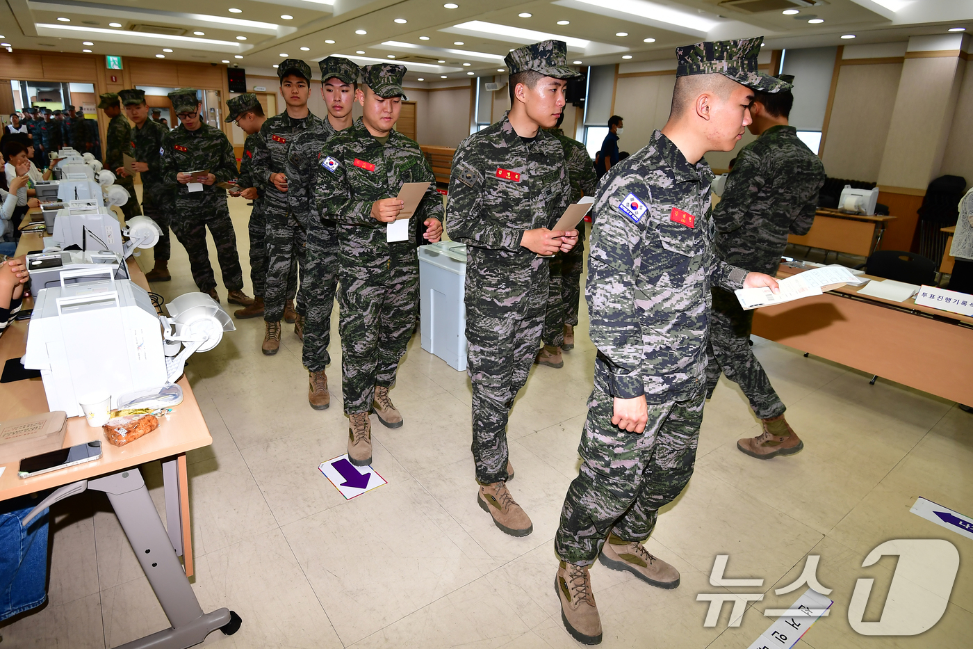 (포항=뉴스1) 최창호 기자 = 6·3전국동시지방선거 사전투표일인 29일 오전 경북 포항시 남구 오천읍 제2사전투표소에서 해병대 1사단 소속 해병들이 투표에 앞서 투표 용지를 확인 …