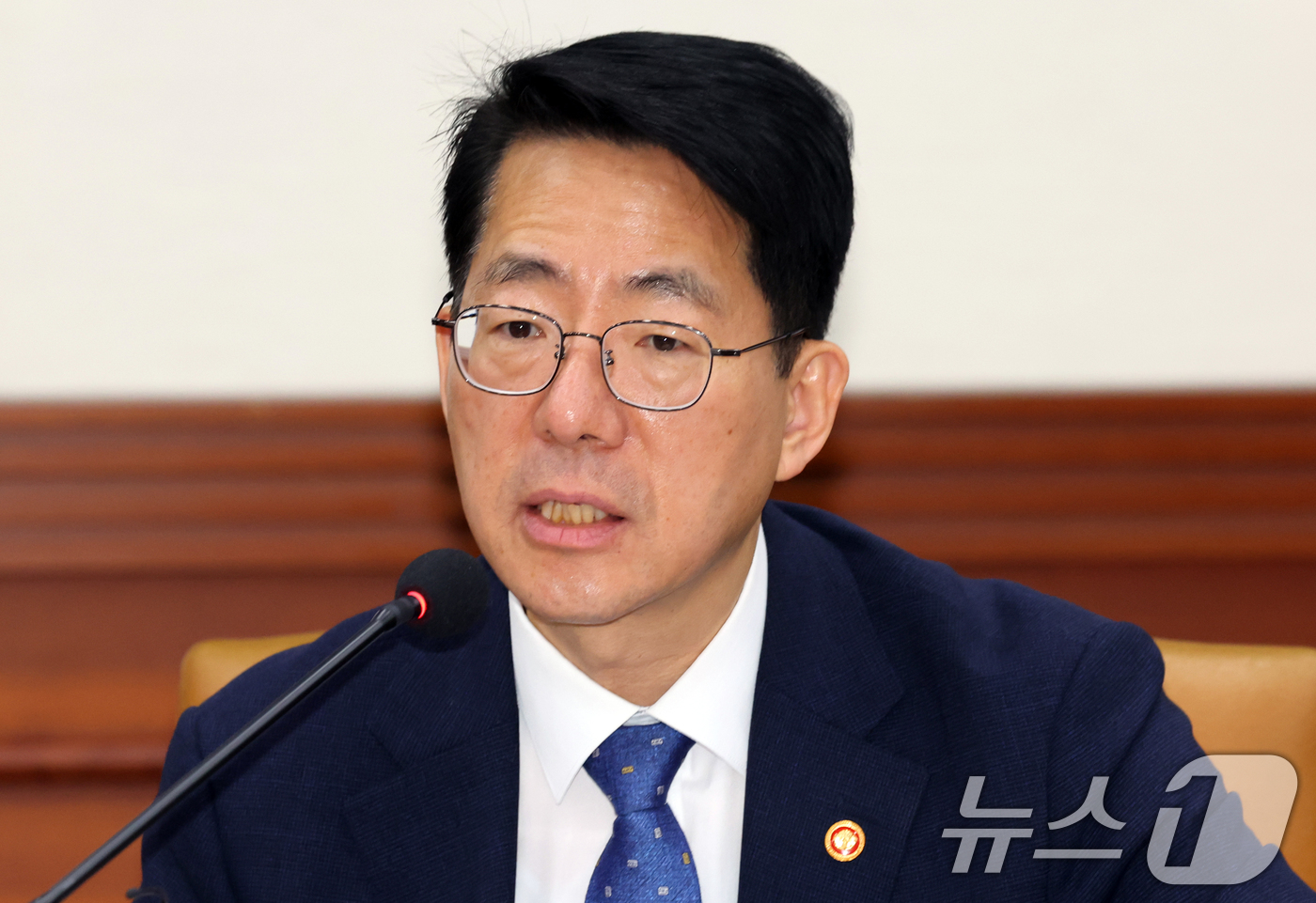 (서울=뉴스1) 김명섭 기자 = 황종우 해양수산부 장관이 29일 서울 종로구 세종대로 정부서울청사에서 열린 비상경제본부 희의 겸 경제관계장관회의에서 해양안전문화 혁신방안 관련 발언 …
