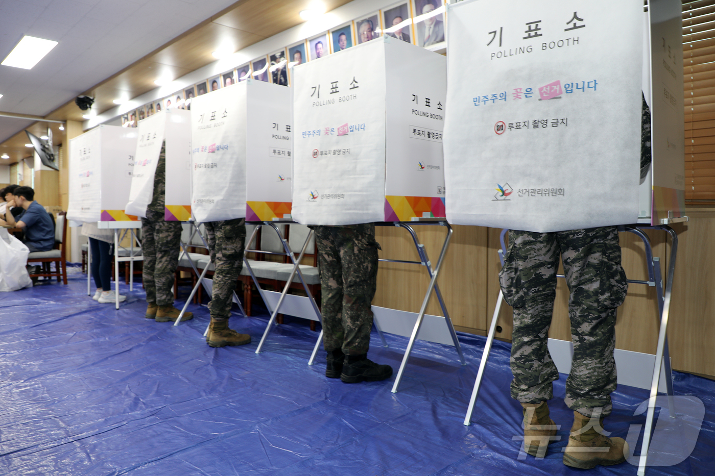 (제주=뉴스1) 오미란 기자 = 제9회 전국동시지방선거 사전투표 첫날인 29일 오전 제주도의회 의원회관 1층 대회의실에 마련된 제주시 연동 사전투표소에 해병대 장병들의 발길이 이어 …