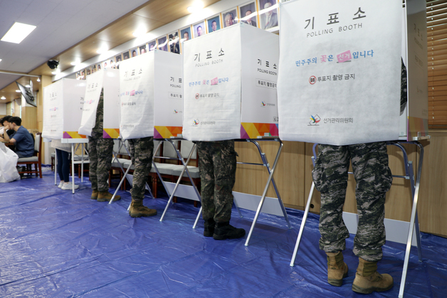 사전 투표하는 해병대 장병들