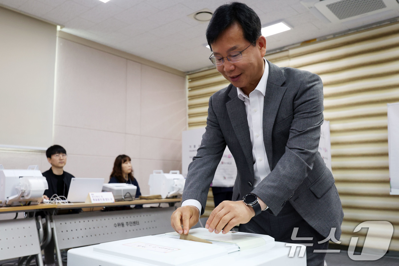 (광주=뉴스1) 이승현 기자 = 제9회 전국동시지방선거 사전투표 첫날인 29일 광주 광산구 수완동 행정복지센터에서 박병규 민주당 광산구청장 후보가 투표를 하고 있다. 2026.5. …