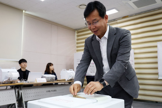 투표하는 박병규 민주당 광산구청장 후보