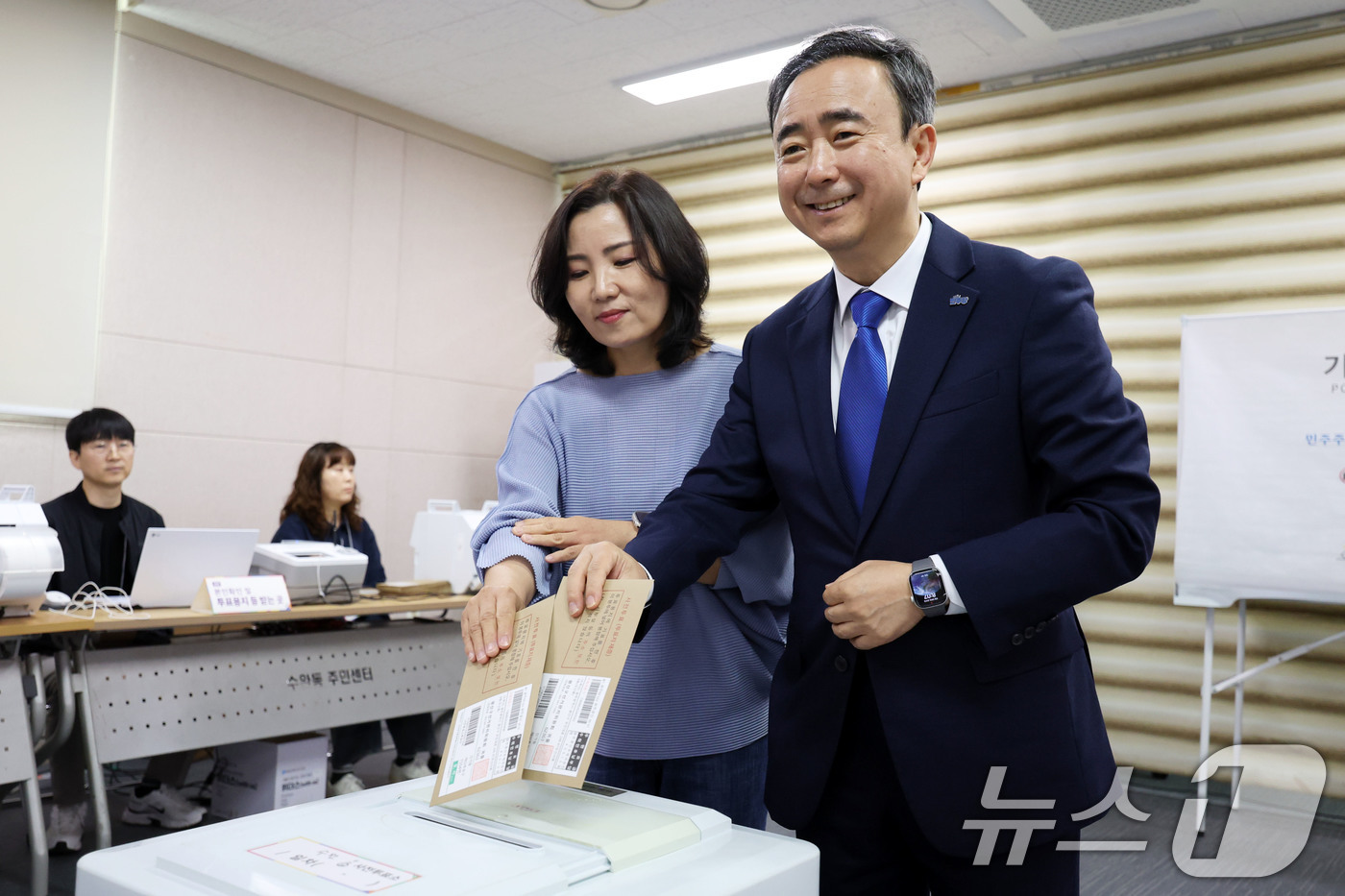 (광주=뉴스1) 이승현 기자 = 임문영 광주 광산을 국회의원 보궐선거 후보가 제9회 전국동시지방선거 사전투표 첫날인 29일 광산구 수완동 행정복지센터에 마련된 투표소에서 배우자와 …