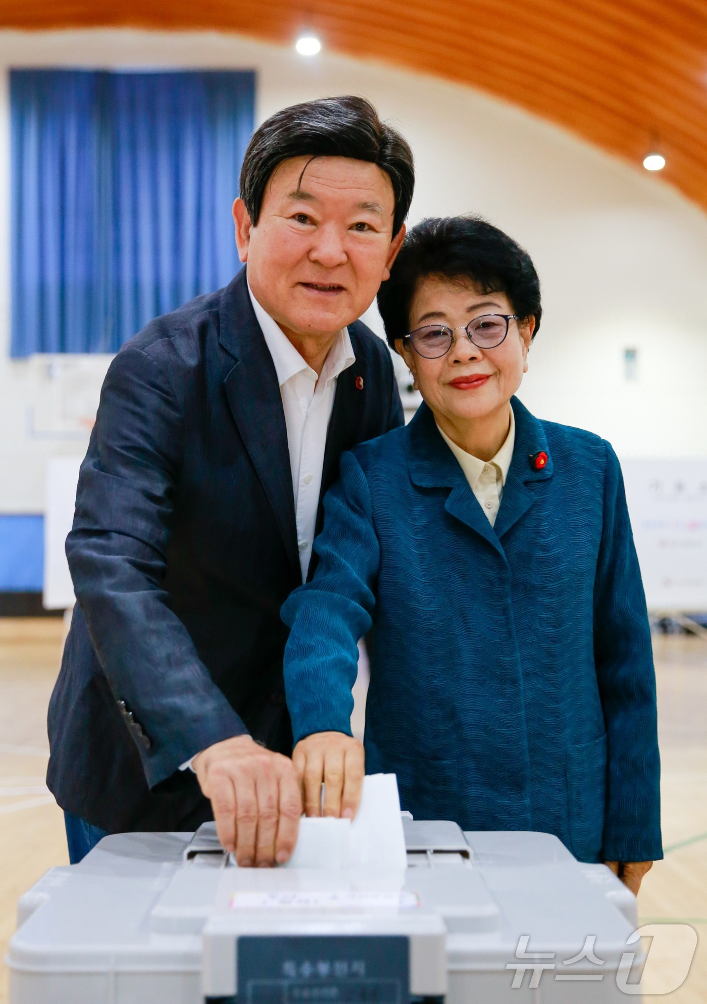 (제주=뉴스1) 강승남 기자 = 김광수 제주도교육감 후보가 제9회 전국동시지방선거 사전투표 첫날인 29일 오전 배우자 김순선 씨와 한라체육관 보조경기장에 마련된 제주시 오라동 사전 …