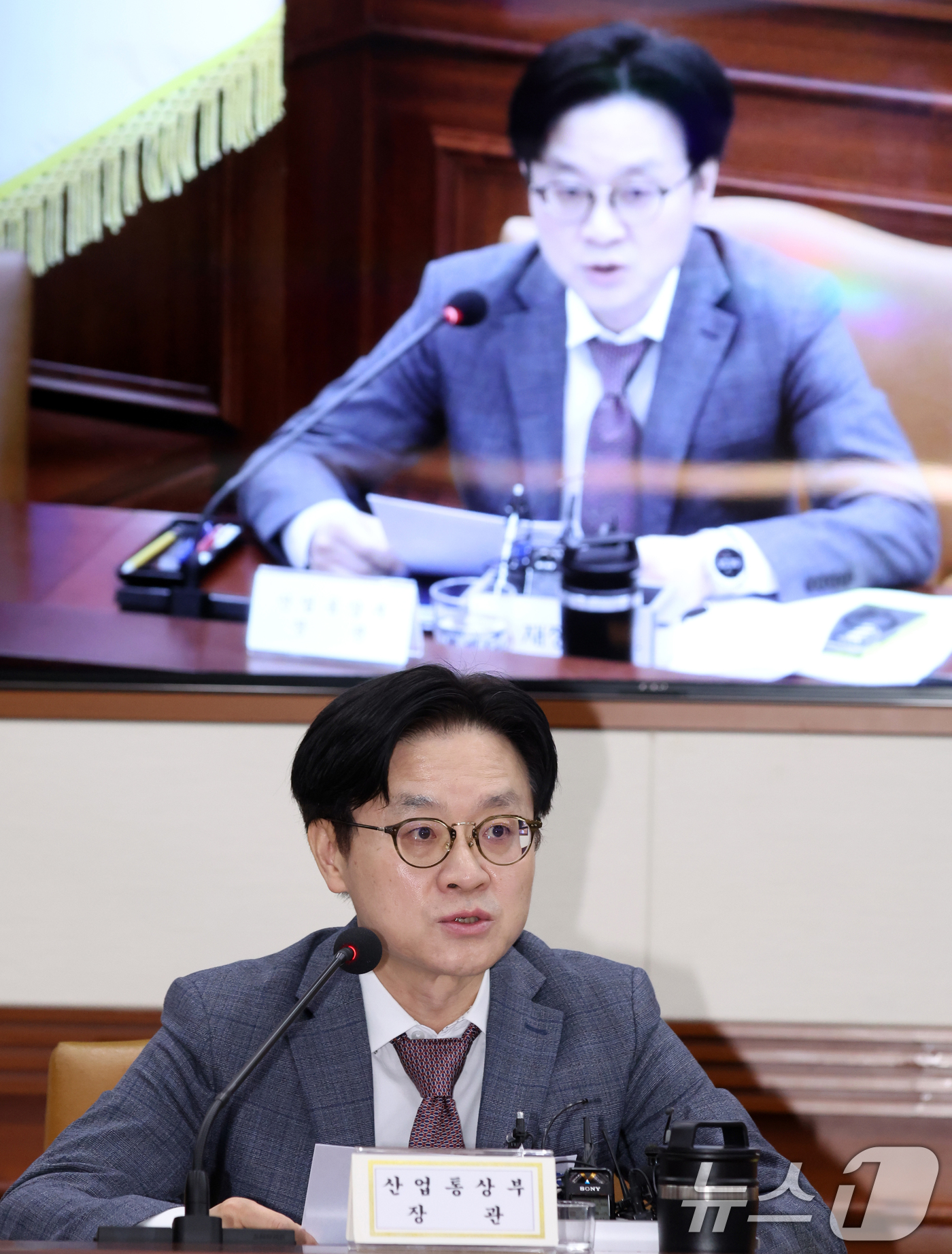(서울=뉴스1) 김명섭 기자 = 김정관 산업통상부 장관이 29일 서울 종로구 세종대로 정부서울청사에서 열린 비상경제본부 희의 겸 경제관계장관회의에서 유턴 재정립 및 촉진방안 관련 …