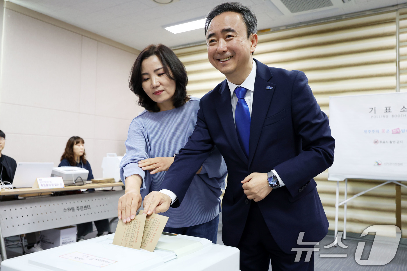 (광주=뉴스1) 이승현 기자 = 임문영 광주 광산을 국회의원 보궐선거 후보가 제9회 전국동시지방선거 사전투표 첫날인 29일 광산구 수완동 행정복지센터에 마련된 투표소에서 배우자와 …