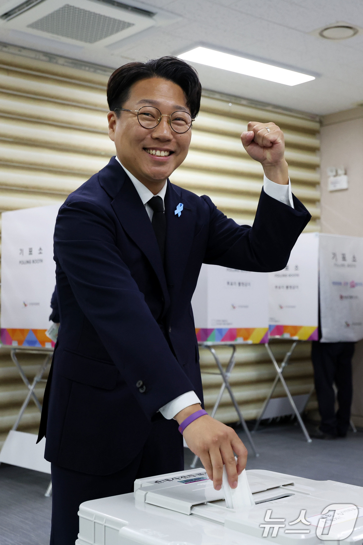 (광주=뉴스1) 이승현 기자 = 구본기 무소속 광주 광산을 국회의원 보궐선거 후보가 제9회 전국동시지방선거 사전투표 첫날인 29일 광산구 수완동 행정복지센터에 마련된 투표소에서 투 …
