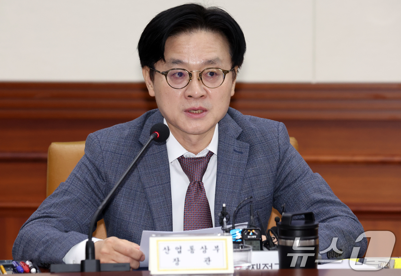 (서울=뉴스1) 김명섭 기자 = 김정관 산업통상부 장관이 29일 서울 종로구 세종대로 정부서울청사에서 열린 비상경제본부 희의 겸 경제관계장관회의에서 유턴 재정립 및 촉진방안 관련 …