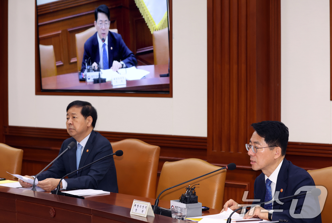 (서울=뉴스1) 김명섭 기자 = 황종우 해양수산부 장관이 29일 서울 종로구 세종대로 정부서울청사에서 열린 비상경제본부 희의 겸 경제관계장관회의에서 해양안전문화 혁신방안 관련 발언 …
