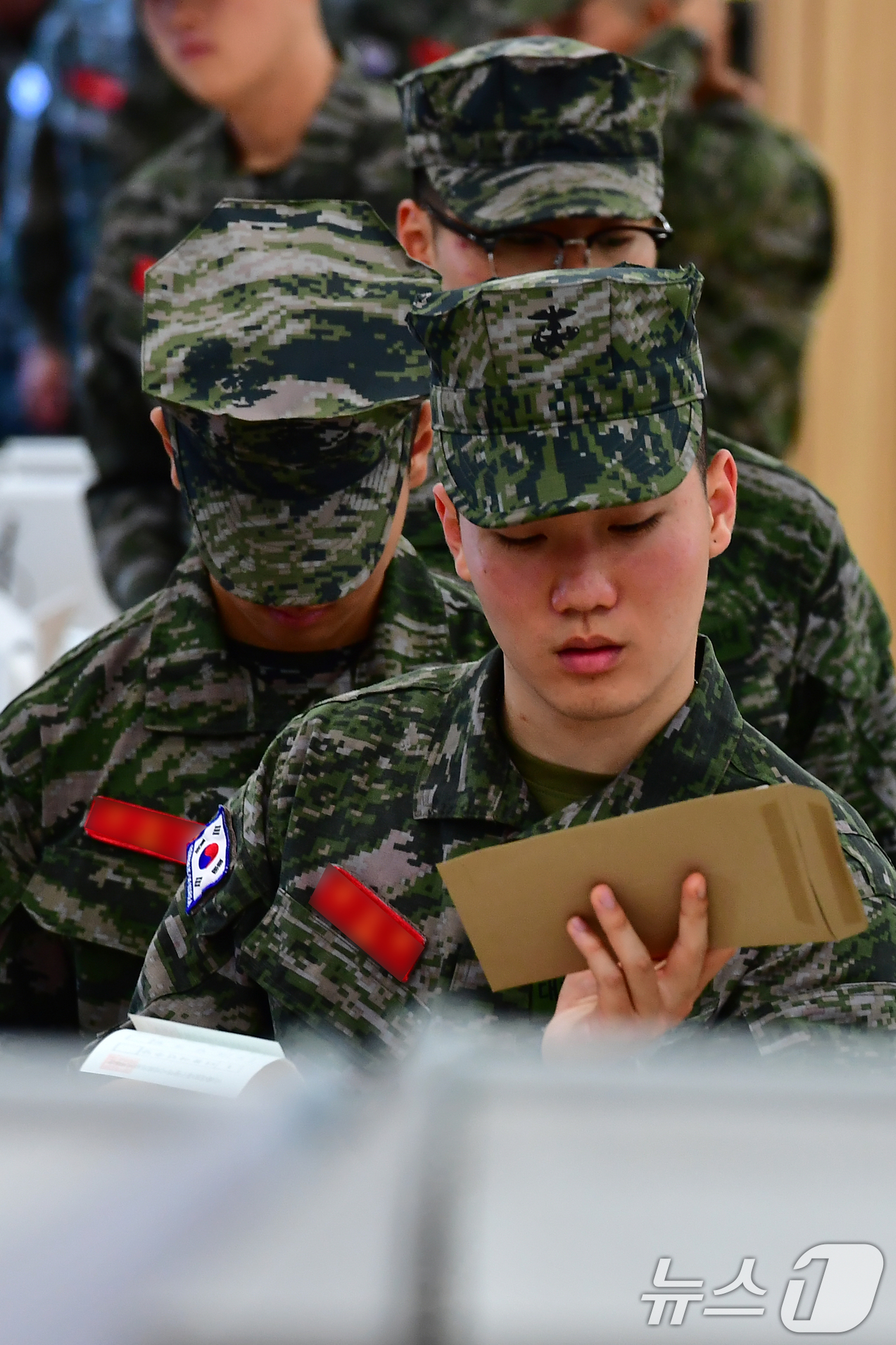 (포항=뉴스1) 최창호 기자 = 6·3전국동시지방선거 사전투표일인 29일 오전 경북 포항시 남구 오천읍 제2사전투표소에서 해병대 1사단 소속 해병들이 투표 용지 등을 확인하고 있다 …