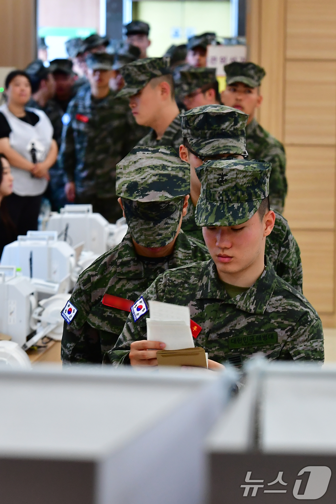 (포항=뉴스1) 최창호 기자 = 6·3전국동시지방선거 사전투표일인 29일 오전 경북 포항시 남구 오천읍 제2사전투표소에서 해병대 1사단 소속 해병들이 투표 용지 등을 확인하고 있다 …