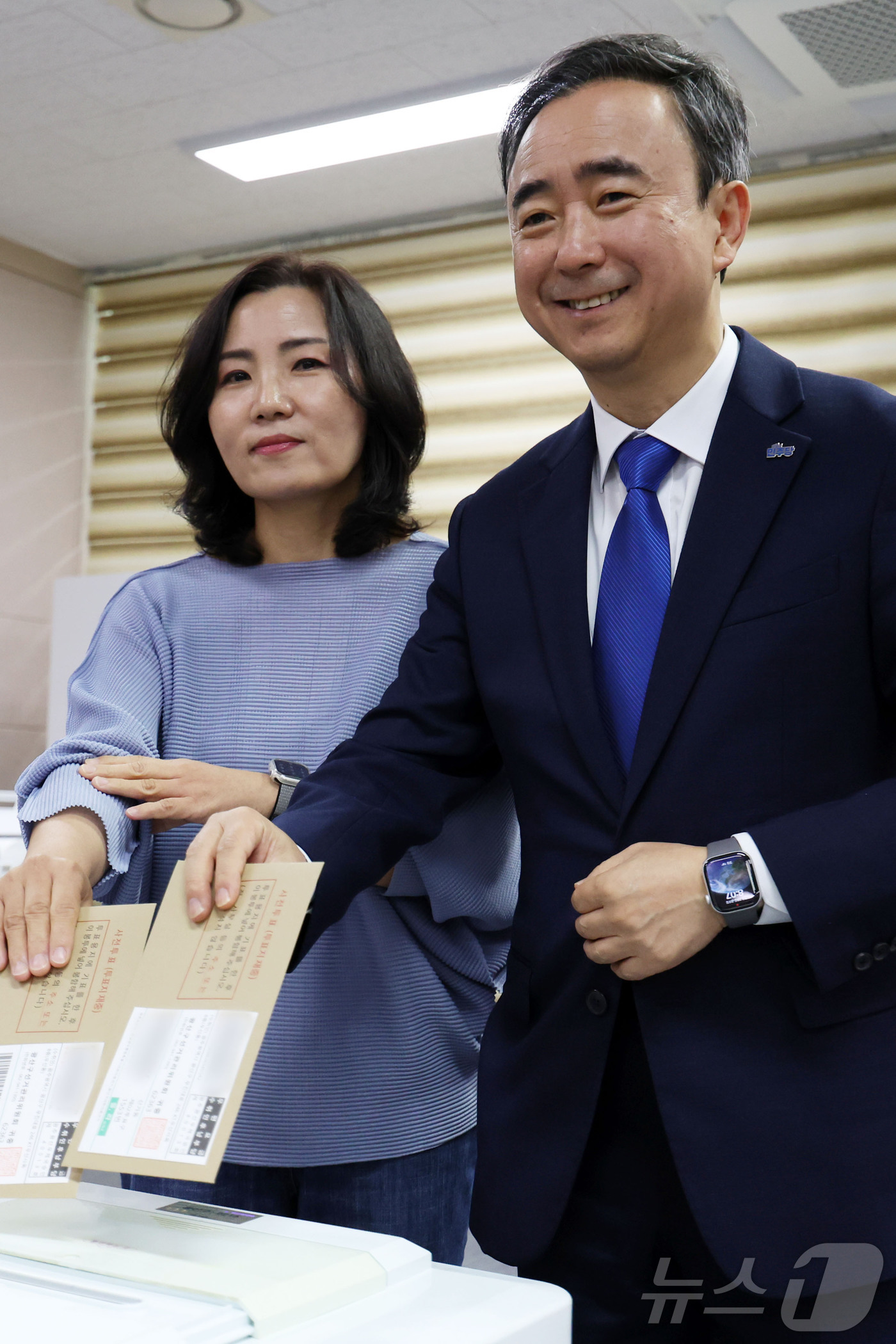 (광주=뉴스1) 이승현 기자 = 임문영 더불어민주당 광주 광산을 국회의원 보궐선거 후보가 제9회 전국동시지방선거 사전투표 첫날인 29일 광산구 수완동 행정복지센터에 마련된 투표소에 …