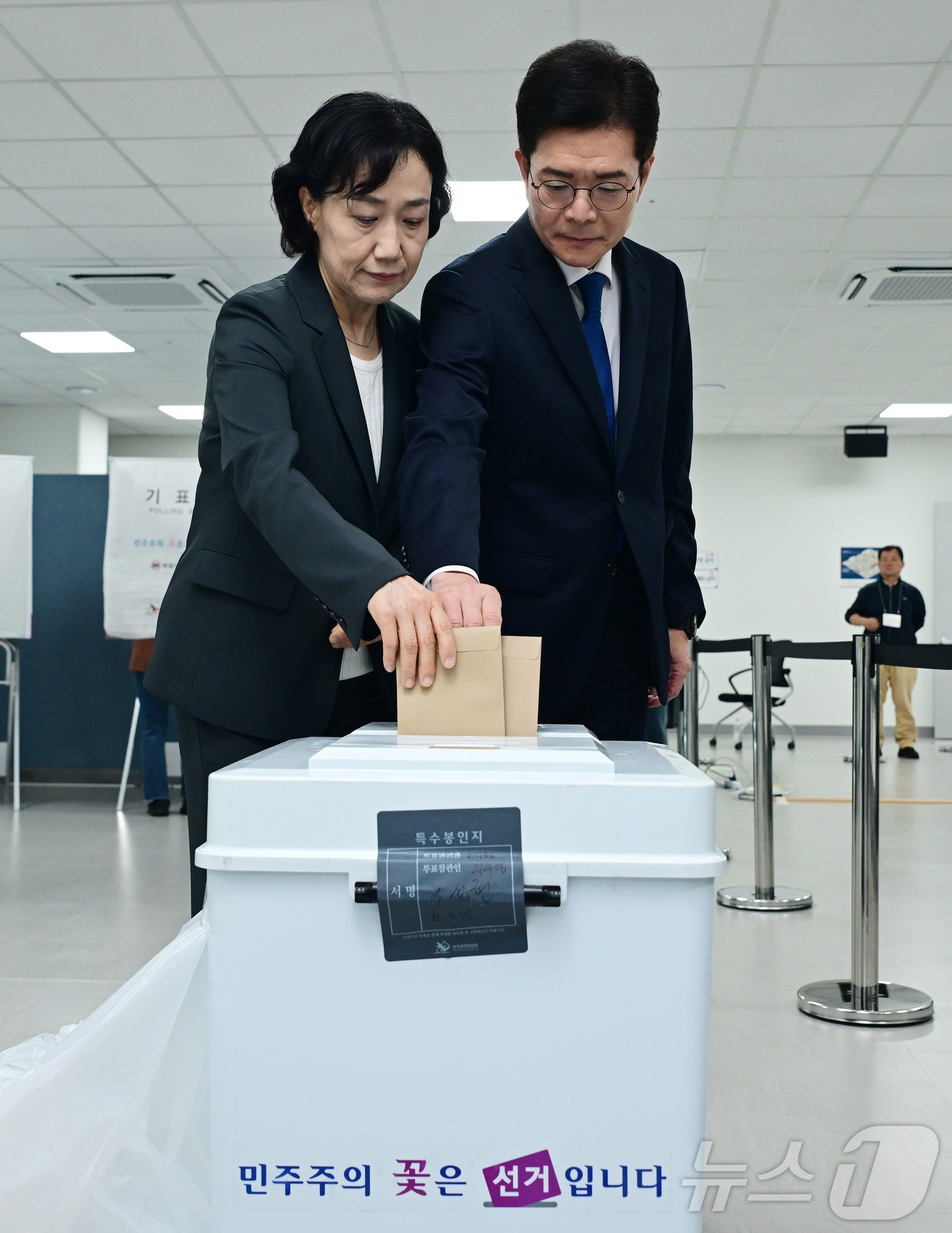 (서울=뉴스1) 이호윤 기자 = 정원오 더불어민주당 서울시장 후보와 배우자 문혜정 씨가 제9회 전국동시지방선거 사전투표 첫날인 29일 오전 서울 중구 소공동 행정복합청사에 마련된 …