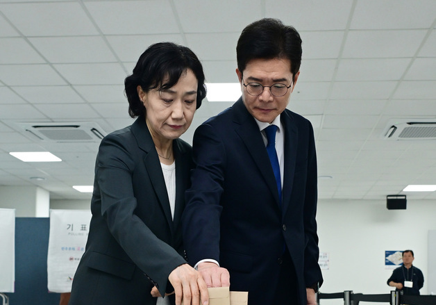 사전 투표하는 정원오 서울시장 후보 부부
