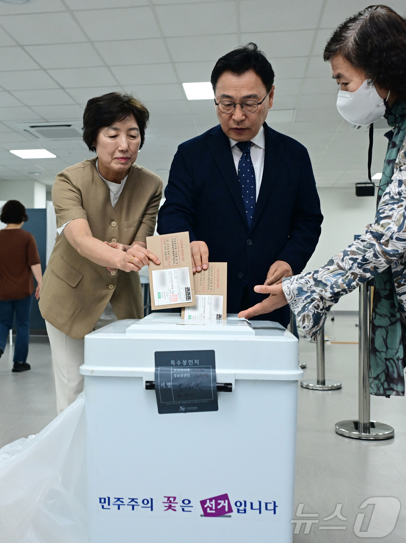 (서울=뉴스1) 이호윤 기자 = 정근식 서울시교육감 후보 부부가 제9회 전국동시지방선거 사전투표 첫날인 29일 오전 서울 중구 소공동 행정복합청사에 마련된 사전투표소를 찾아 한 표 …