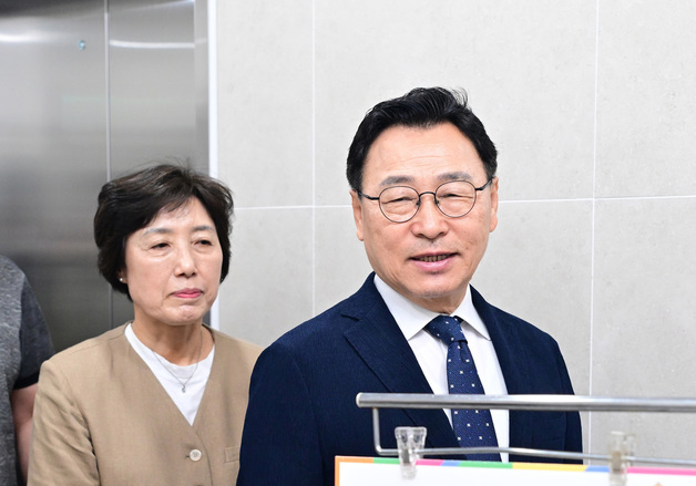 사전투표소 찾은 정근식 서울시교육감 후보