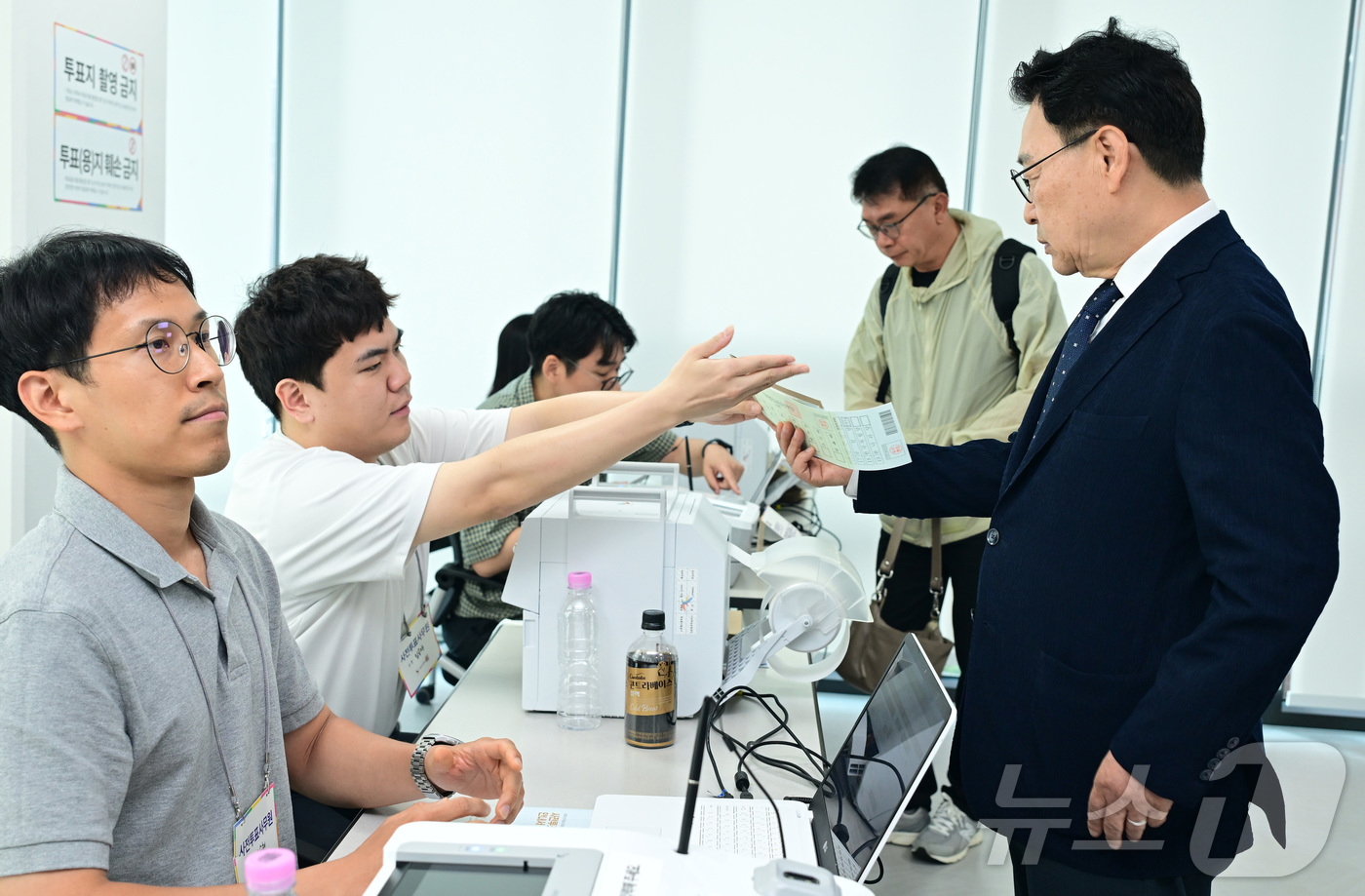 (서울=뉴스1) 이호윤 기자 = 정근식 서울시교육감 후보 부부가 제9회 전국동시지방선거 사전투표 첫날인 29일 오전 서울 중구 소공동 행정복합청사에 마련된 사전투표소를 찾아 투표 …