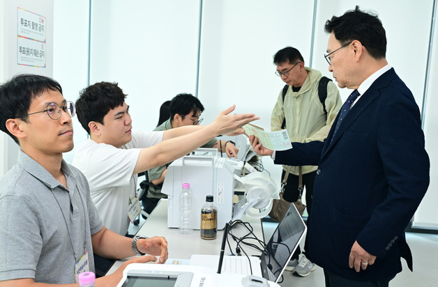 투표 용지 받는 정근식 서울시교육감 후보