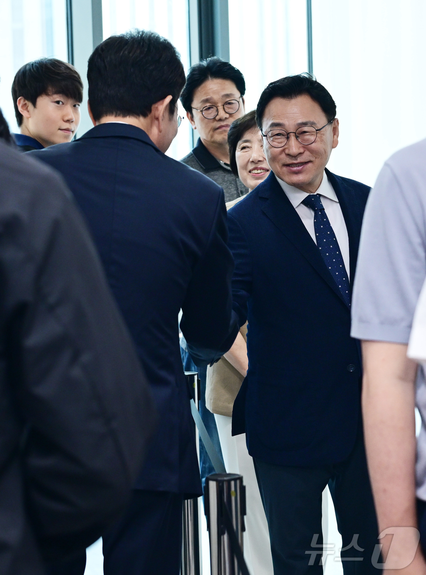 (서울=뉴스1) 이호윤 기자 = 정원오 더불어민주당 서울시장 후보와 정근식 서울교육감 후보가 제9회 전국동시지방선거 사전투표 첫날인 29일 오전 서울 중구 소공동 행정복합청사에 마 …