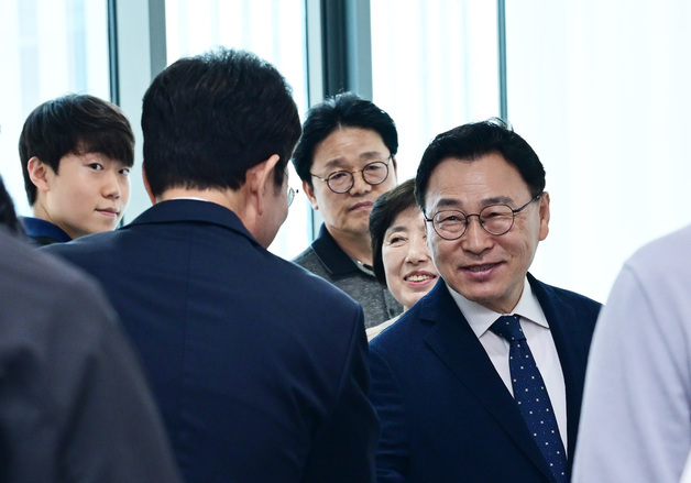 악수하는 정원오 서울시장 후보와 정근식 서울시교육감 후보