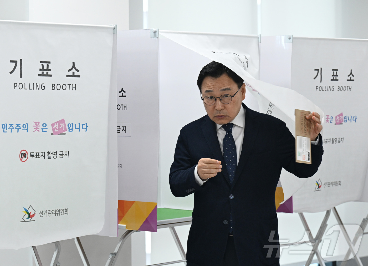 (서울=뉴스1) 이호윤 기자 = 정근식 서울시교육감 후보가 제9회 전국동시지방선거 사전투표 첫날인 29일 오전 서울 중구 소공동 행정복합청사에 마련된 사전투표소를 찾아 투표한 뒤 …