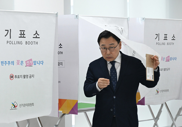 사전 투표하는 정근식 서울시교욱감 후보